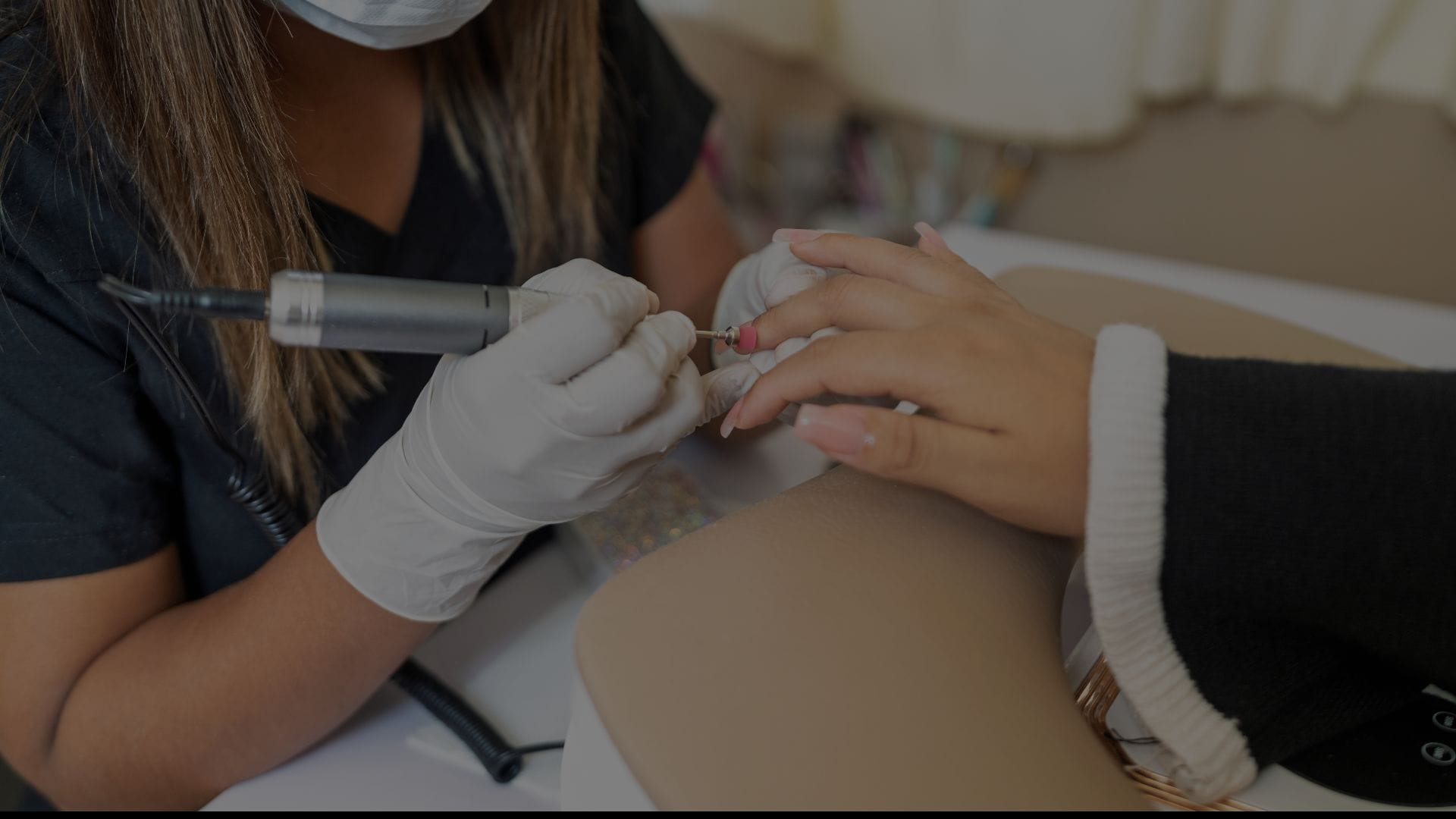 ¿La manicura rusa es buena? Qué es y quién debería hacerla